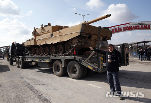 터키군 탱크가 27일 시리아로 향하기 위해 터키 킬리스의 국경검문소를 지나고 있다. 레제프 타이이프 에르도안 터키 대통령이 시리아 아프린의 쿠르드족에 대한 공격을 아프린 동쪽의 만비지는 물론 이라크와의 국경지대로까지 확대할 것이라고 다짐한 가운데 시리아에 대한 터키군의 증강이 계속되고 있다.