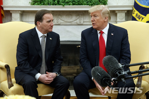 도널드 트럼프 미 대통령(오른쪽)이 6일(현지시간)백악관에서 방미 중인 스테판 뢰벤 스웨덴 총리와 회담하고 있다. 트럼프 대통령은 이날 