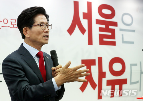 11일 오후 서울 영등포구 여의도 자유한국당 당사에서 김문수 자유한국당 서울시장 예비후보가 출마 기자회견을 하고 있다.