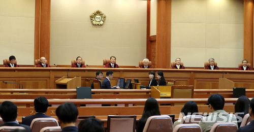지난달 26일 오후 서울 종로구 헌법재판소 대심판정에서 4월 심판사건 선고를 위해 이진성 헌법재판소장과 헌법재판관들이 자리에 앉아 있다.