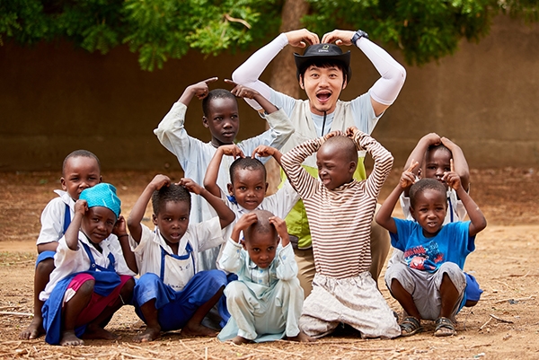 국제구호개발 NGO 굿네이버스는 배우 김승수가 지난 5월 아프리카 차드에 봉사활동을 다녀왔다고 밝혔다. 사진은 차드 봉사활동 모습.