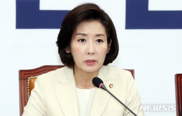 19일 오전 서울 여의도 국회에서 열린 자유한국당 원내대책회의에서 나경원 원내대표가 발언하고 있다.