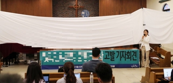 박민기 기자 = 서울 시내 한 교회가 교인들에게 인분 섭취를 강요하는 등 엽기적인 훈련을 진행한 것으로 알려진 가운데, 이 교회 피해 제보자들이 기자회견을 열고 자신이 겪은 훈련 내용에 대해 털어놨다.