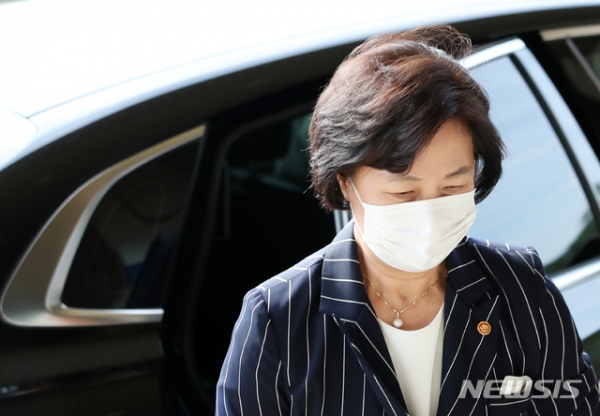 박주성 기자 = 추미애 법무부 장관이 11일 오전 경기 과천시 법무부로 출근하고 있다.