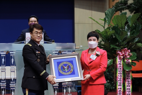이희수 신임 총동문회장은 이날 '미방위군 한국명예여단' 김다니엘 여단장(왼쪽)으로부터 '최고명예인상 특별상'을 수상하기도 했다.