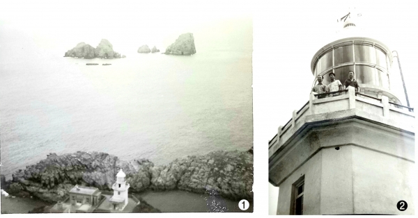 1) 홍도 등대(1965.8.25)  2) 등대 위에서(왼쪽부터 김 목사님, 필자, 동행한 관광객)