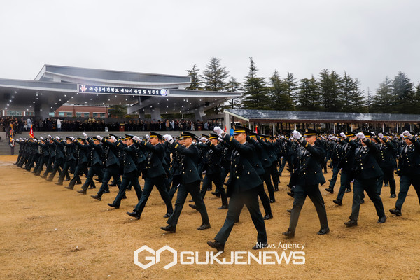 육군3사관학교 제59기 졸업 및 임관식에서 임관장교들이 행진을 하고 있다.(사진제공.육군)