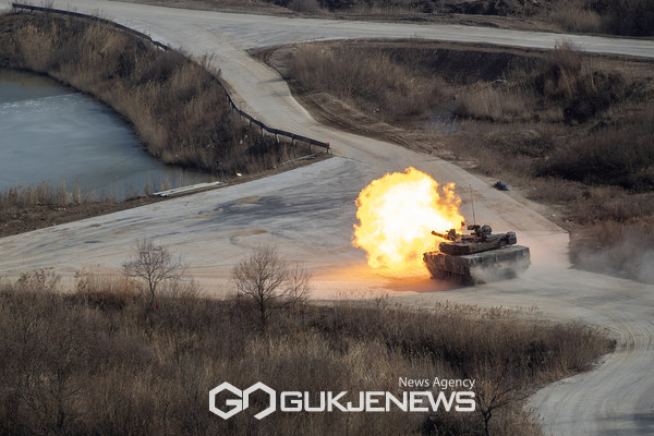 수도기계화보병사단의 K1A2전차가 신속한 기동과 정확한 사격으로 목표를 타격하고 있다.(사진제공.육군)